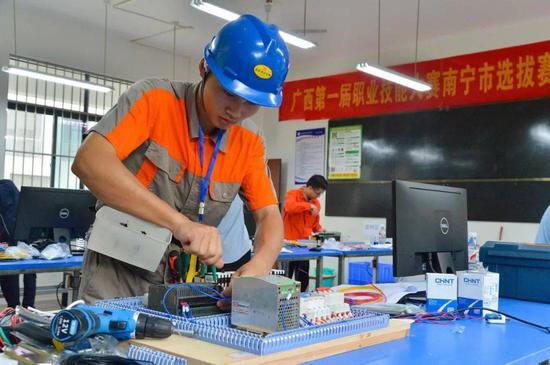 以赛促技，匠心筑梦——记南宁选拔赛电工项目竞赛现场技术咨询服务